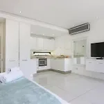 Luxury Living In Camps Bay - Bachelor Studio