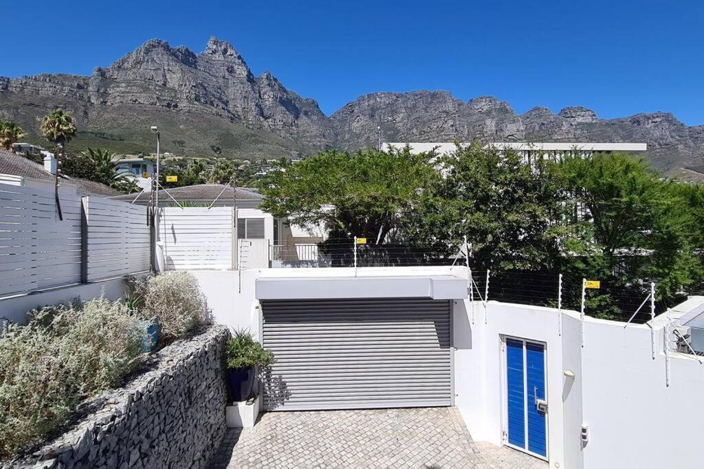Luxury Living In Camps Bay - Bachelor Studio Apartment *